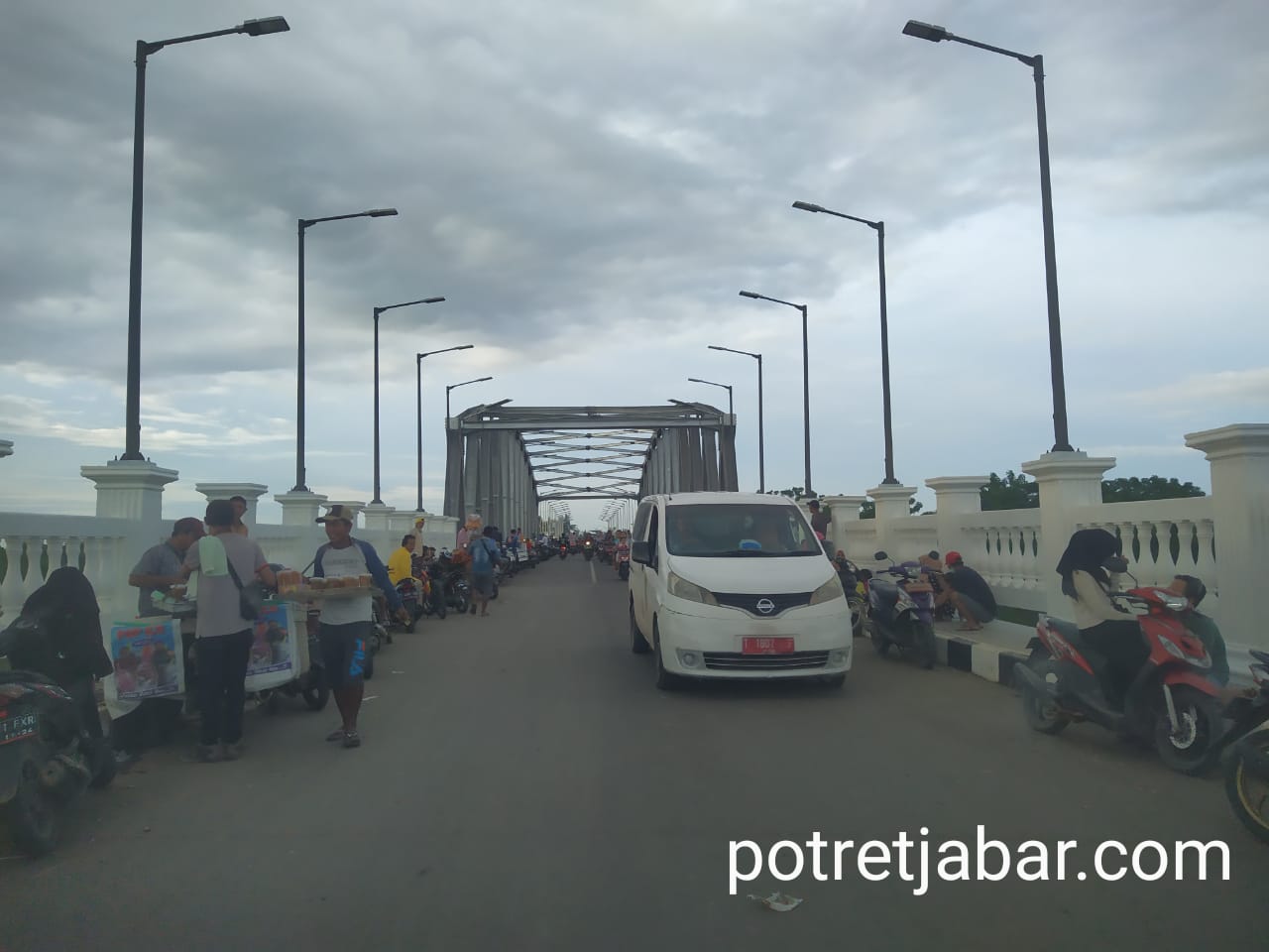 Jembatan Pebayuran - Rengasdengklok ramai dikunjungi warga dan pedagang kali lima. 