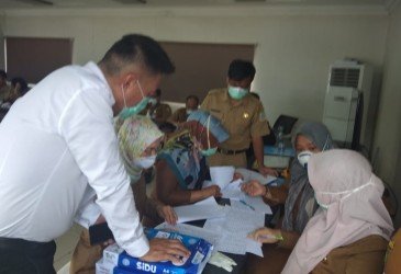 Petugas dari Dinas Kesehatan Kabupaten Bekasi saat melakukan pendataan dan pemeriksaan TKA asal China yang bekerja di proyek pembangunan apartemen Meikarta, Senin (10/02).