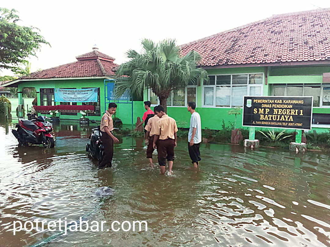 Akibat banjir SMPN 1 Batu Jaya libur