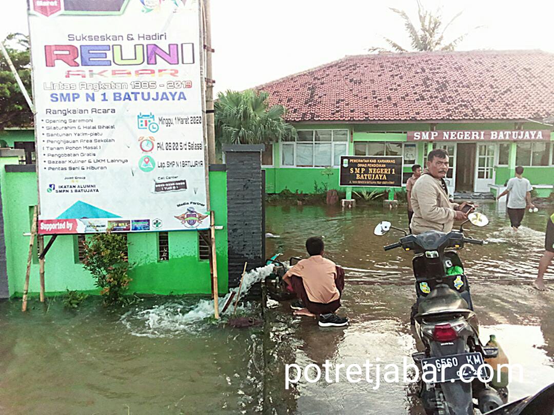 Banjir akibat luapan sungai irigasi yang menggenangi halaman SMPN 1 Batu Jaya. Foto : Sundang/Redaksi