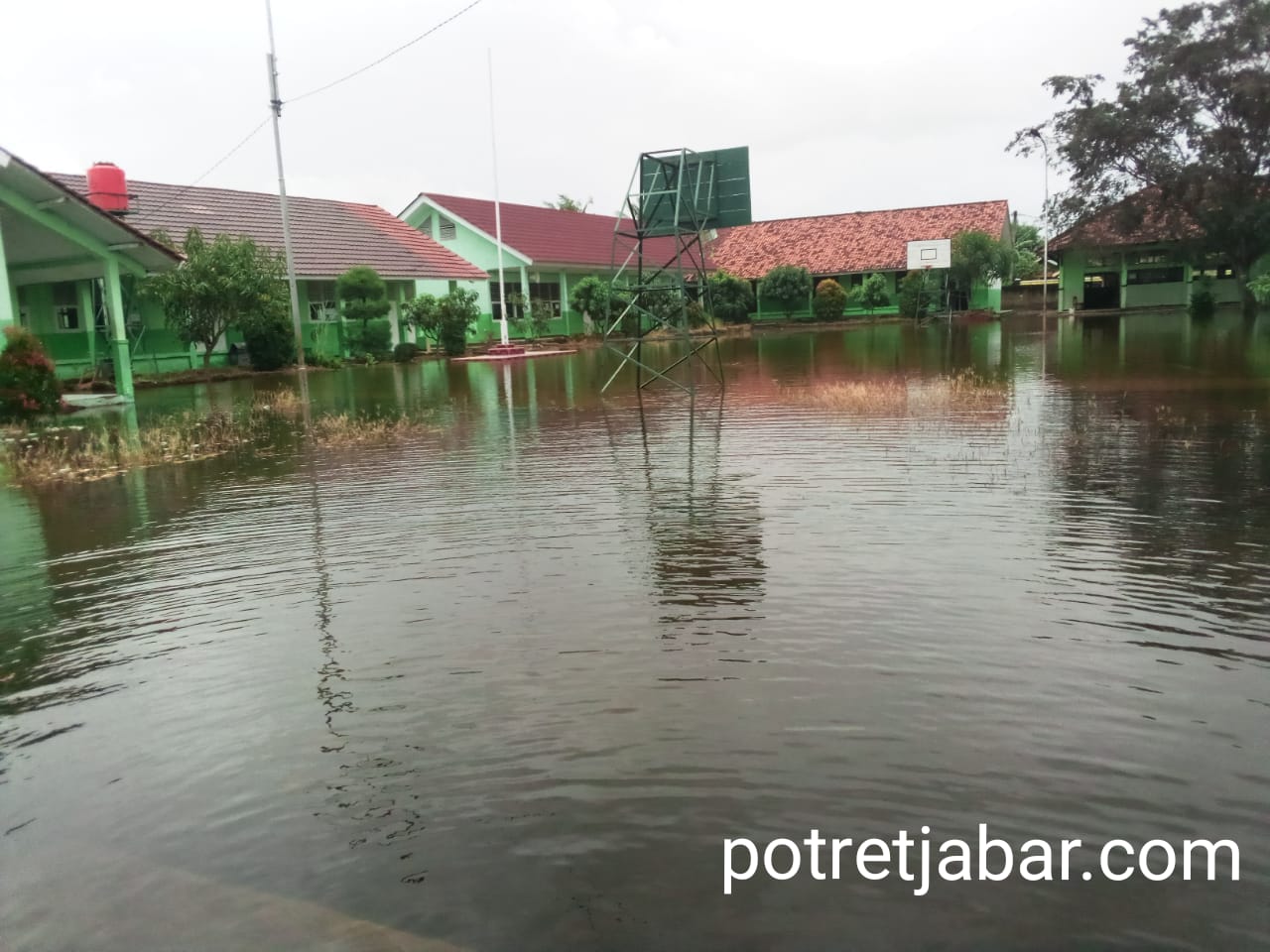 Halaman Sekolah SMPN 1 Batu Jaya terendam air hingga Sekolah diliburkan. Foto : Sundang/Redaksi