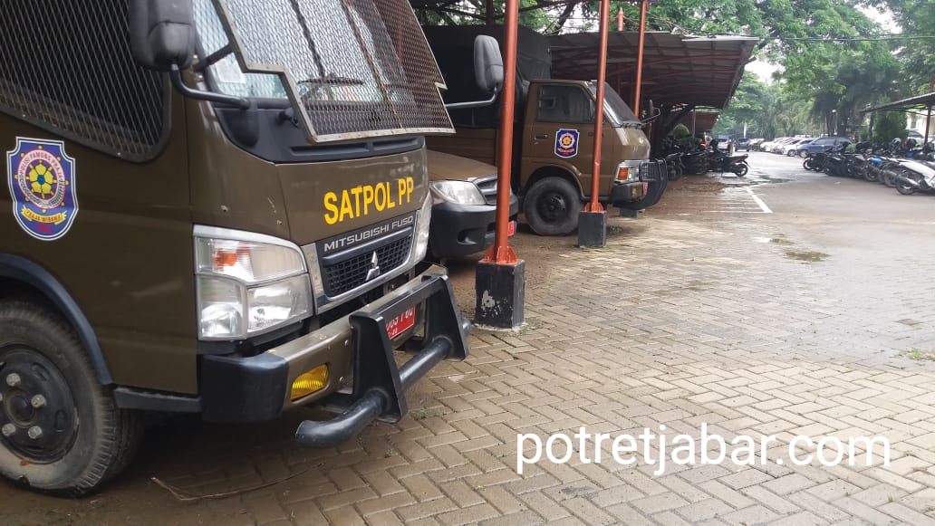 Mobil Operasional Satpol PP yang terparkir di halaman belakang Gedung Bupati