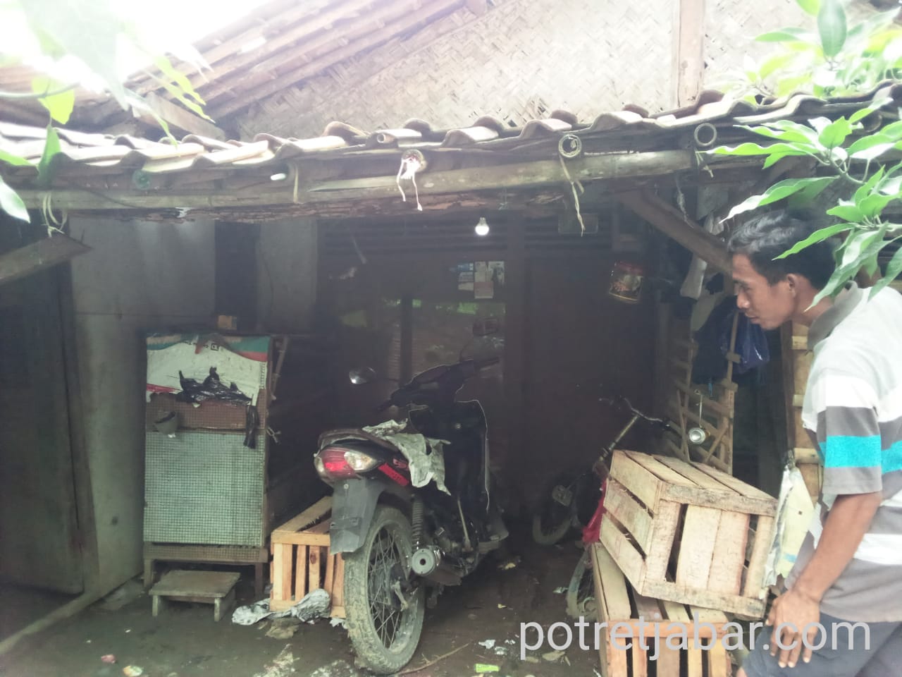 Rumah bilik milik warga Desa Sukamulya Untung widodo