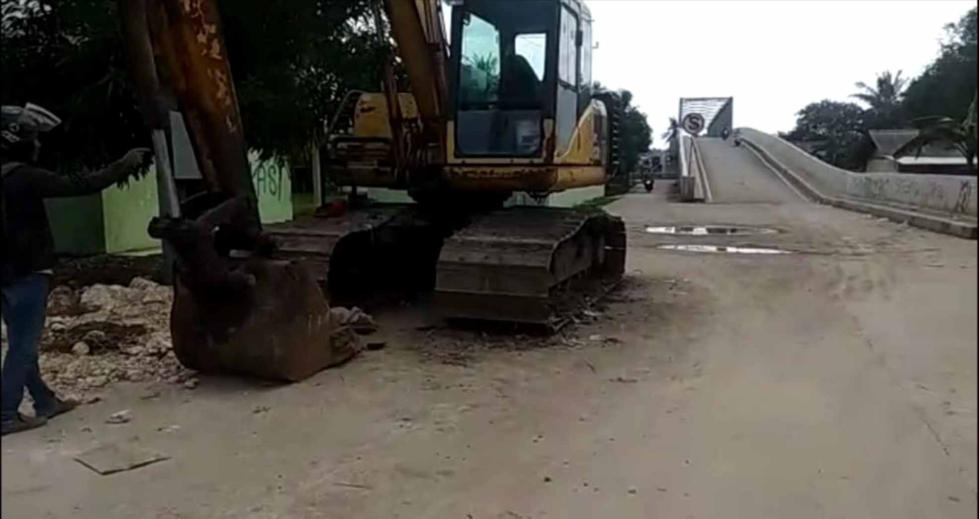 Excapator yang dituding sebagai penyebab rusaknya melintasi akses jalan menuju Jembatan Jokowi