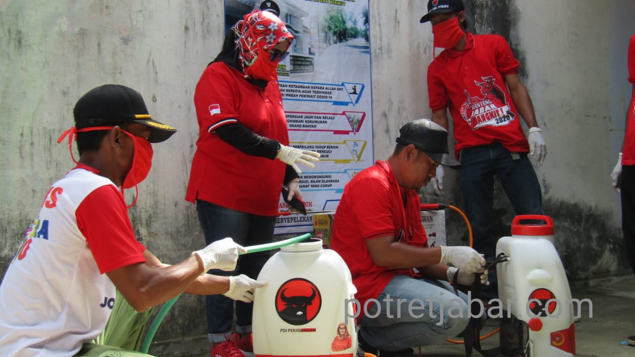 Hj. Rosmilah Anggota Faraksi PDI Perjuangan lakukan penyemprotan disinfektan di Desa Segarjaya Kecamatan Batujaya Kabupaten Karawang. 