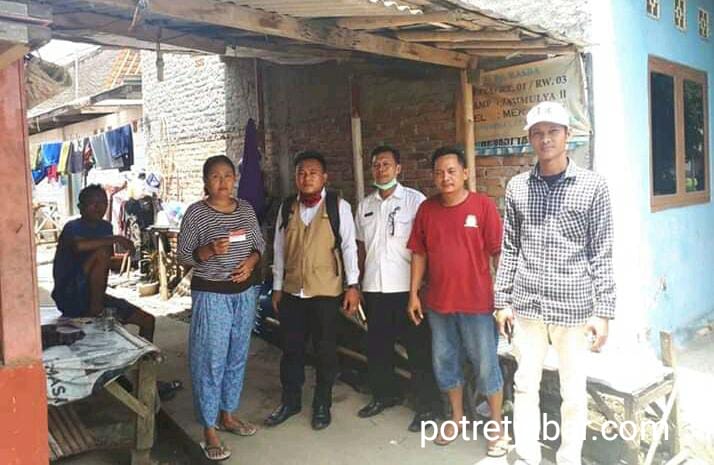 Karang Taruna Jati Kencana Kelurahan Mekarjati Kecamatan Karawang Barat bersama TKSK dan KPM penerima Uang dari e-Waroeng