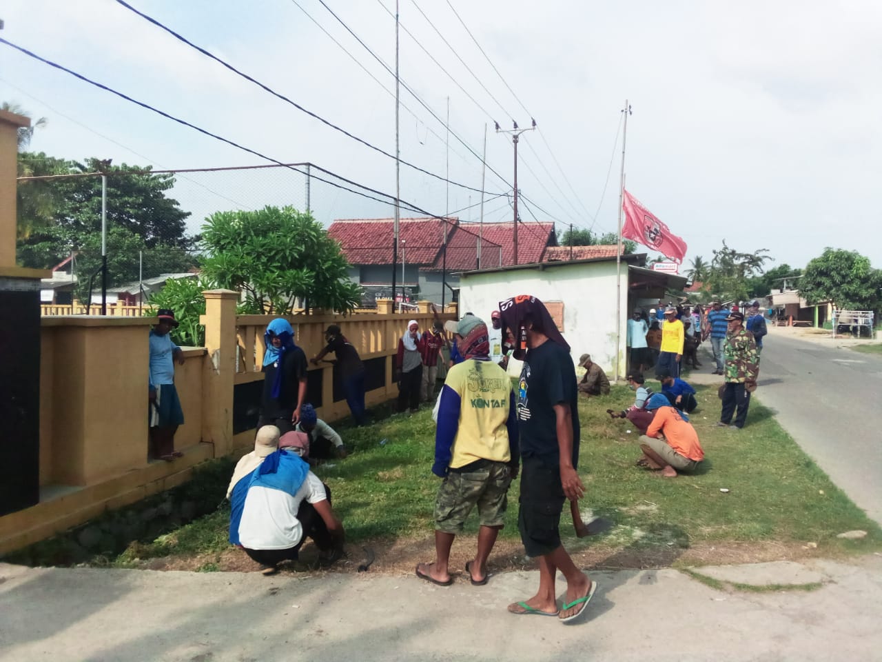 Bersih - bersih, 350 warga Desa Sindangjaya giat PKTD, Minggu (26/04/20) 