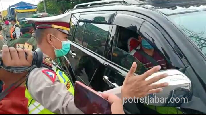 Pemeriksaan kendaraan oleh Kepolisian di perbatasan Kabupaten Bekasi dengan Karawang