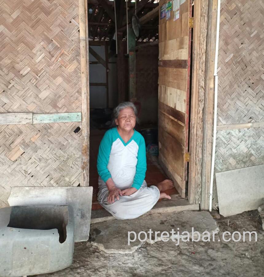 Nomi (60) nenek renta di Kampung Kapek Rt 02/08 Desa Mekarjaya Kecamatan Kedung Waringin Kabupaten Bekas