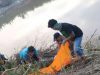 Evakuasi mayat yang sudah membusuk di pinggir Sungai Citarum. (foto : Redaksi)