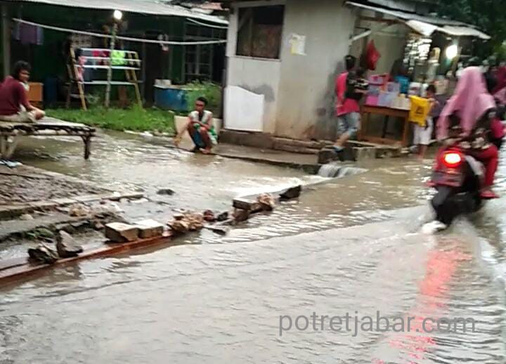 Air setinggi 20 cm menggenangi warga Kp. Gaga Desa Pantai Mekar Muaragembong. Senin (04/05/20) foto : Acep/potretjabar