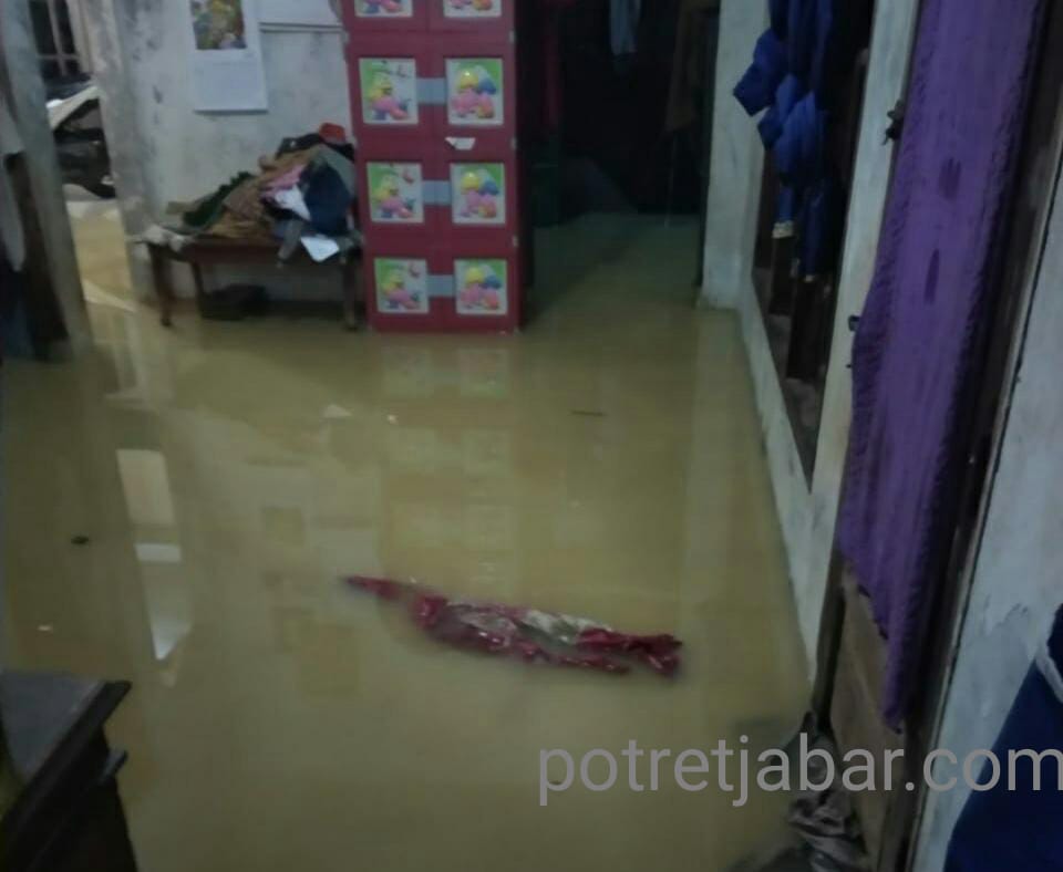 Rumah warga Desa Pantai Bahagia Muaragembong