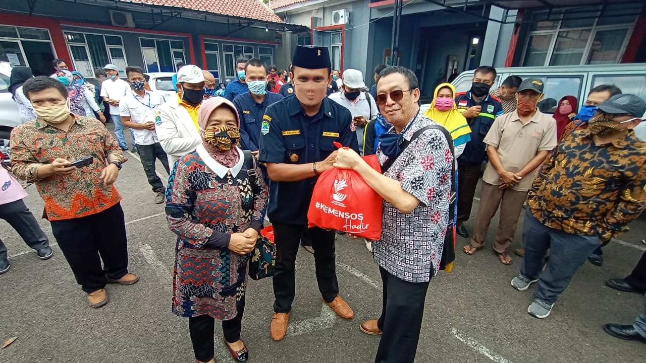 Kepala Dinas Sosial  Kabupaten Majalengka dr. H Gandana P saat memberikan sembako (Foto : Samsul Ma'arif/potretjabar) 