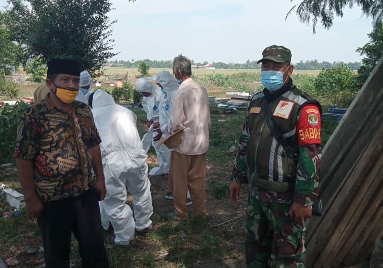 Pasien PDP dimakamkan dengan Protokok Covid-19 di TPU Sukaindah Kecamatan Sukakarya Selasa (16/06/20) Foto : Endang F/potretjabar.