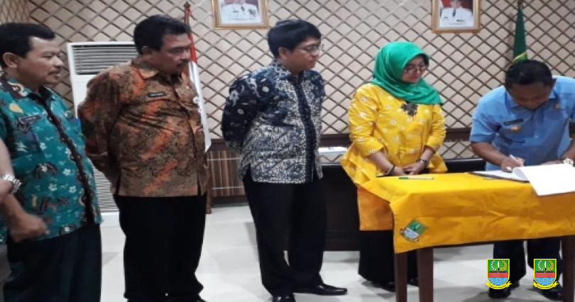 Bupati Bekasi, H. Eka Supria Atmaja didampingi Kepala Dinas Kependudukan dan Pencatatan Sipil (Disdukcapil)  Hudaya sudah menandatangani MoU (Memorandum of Understanding) dengan PT Pos Indonesia terkait pengantaran e-KTP, pada Jumat ( 20/03/20).
