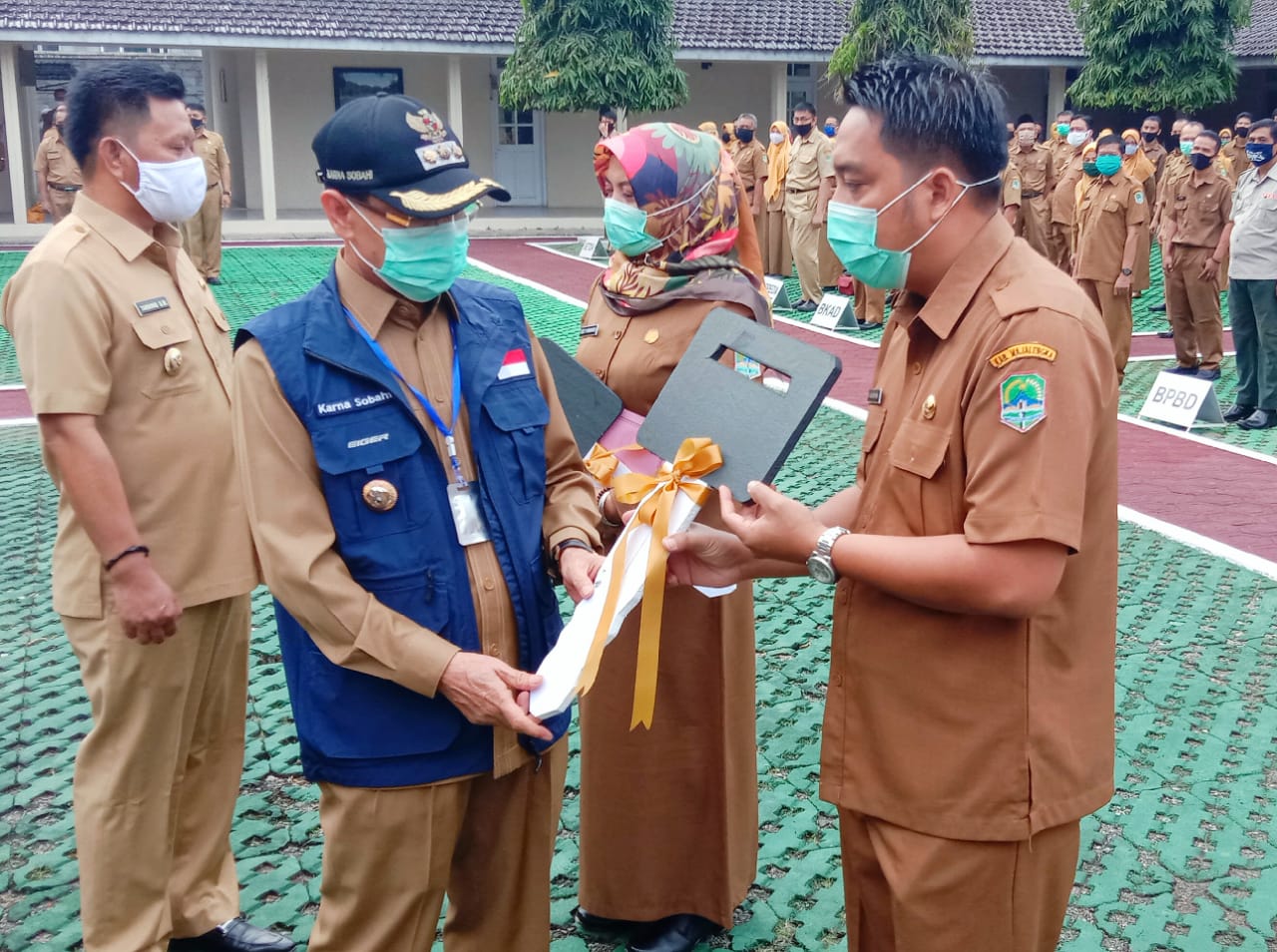 Bupati Karna Sobahi memberikan kunci mobil Ambulance secara simbolis kepada Kepala Puskesmas saat upacara Senin di lapangan setda Majalengka Senin (6/07/20)