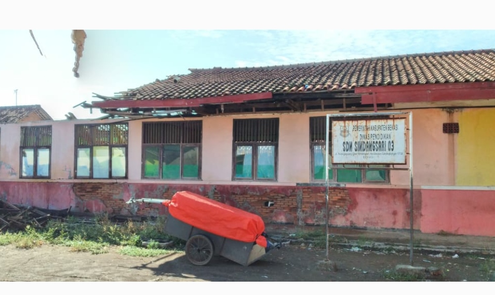 SDN Sindangsari 03 Kecamatan Cabangbungin dua ruang kelas ambruk (Foto:Endang Firtana/potretjabar) 