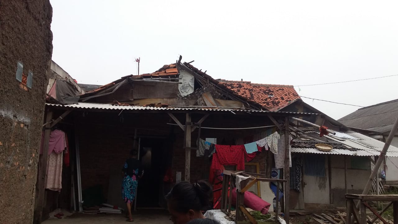 Rumah Salim warga Kampung walahir RT. 01/04 Desa Karangharja Kecamatan  Cikarang Utara Kabupaten Bekasi yang sudah nampak reot dan rapuh termakan usia