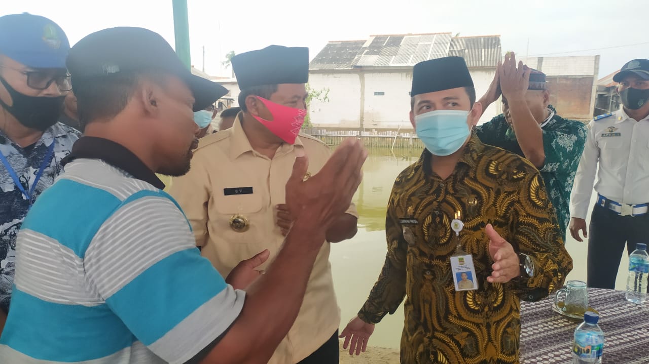 Camat Muaragembong Kabupaten Bekasi Lukman Hakim saat berinteraksi dengan warganya (Foto : Anggi/potretjabar.com) 