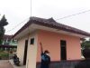 Salah seorang warga yang menunjukan instalasi listrik di kantor Desa Pantai Hurip tanpa meteran listrik atau KWH (Foto : Sundang Barnas/potretjabar.com)