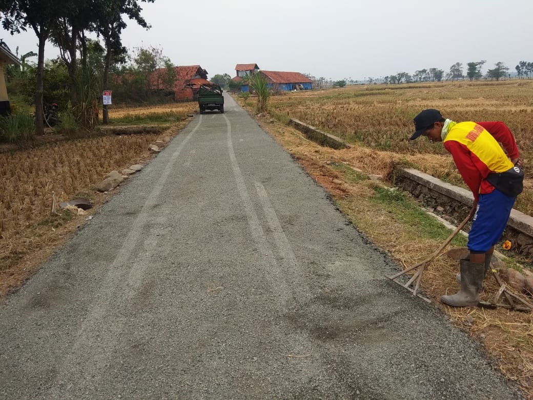 Kegiatan pengaspalan jalan lapen yang ada di blok Minggu Desa Salwana Kecamatan Dawuan Kabupaten Majalengka.(foto : Samsul Ma'arif/potretjabar.com) 