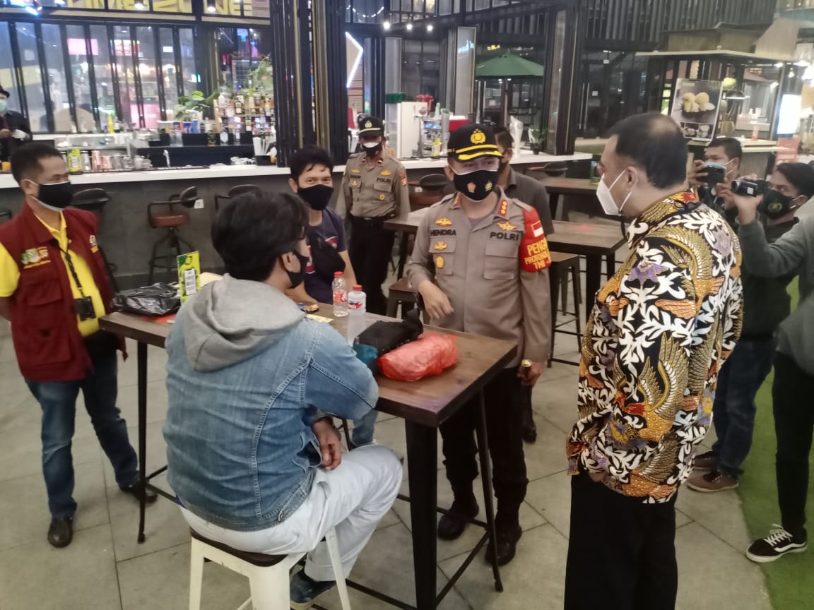 Kapolres Metro Bekasi,Kombes Pol Hendra Gunawan memimpin langsung giat operasi yustisi protokol kesehatan yang digelar di kawasan Meikarta dan Citywalk Lippo Cikarang.