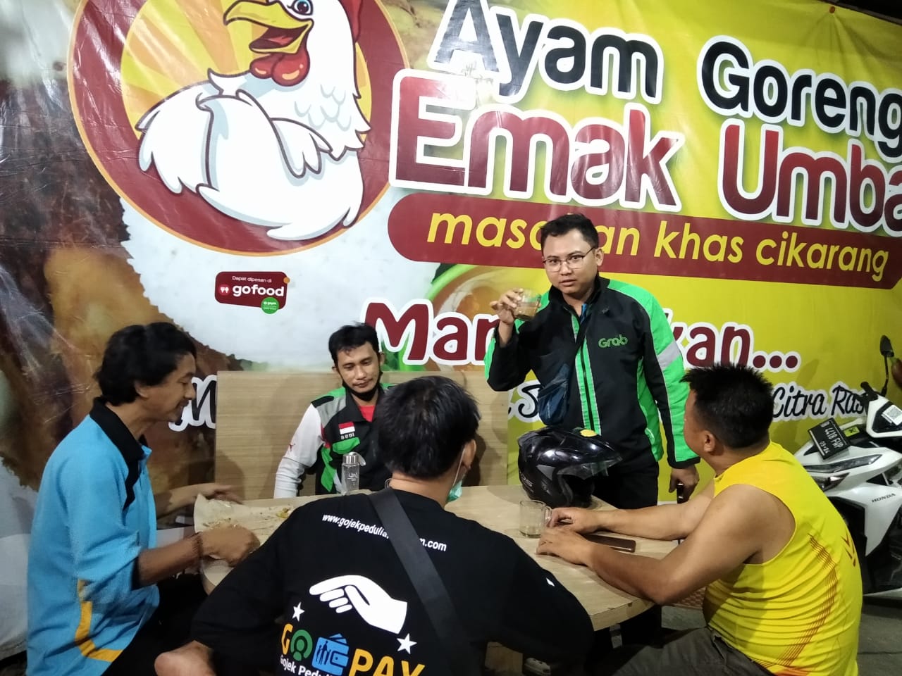 RM Ayam Goreng Emak Umba yang berlokasi di pertokoan Perumahan Grand Cikarang City (GCC) No.18 Desa Karang Raharja Cikarang Utara, Kabupaten Bekasi yang konsisten menghadirkan menu makan Ayam Goreng dengan Serundeng racikan khas Cikarang. 