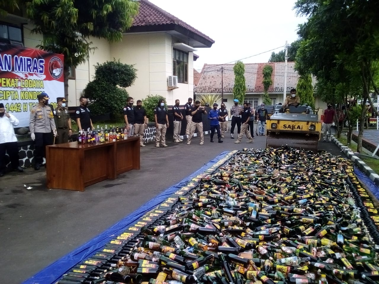 Kepolisian Resort Majalengka musnahkan ribuan botol miras yang didapatkan hasil Operasi Pekat Lodaya menjelang Ramadhan 1442 H tahun 2021,