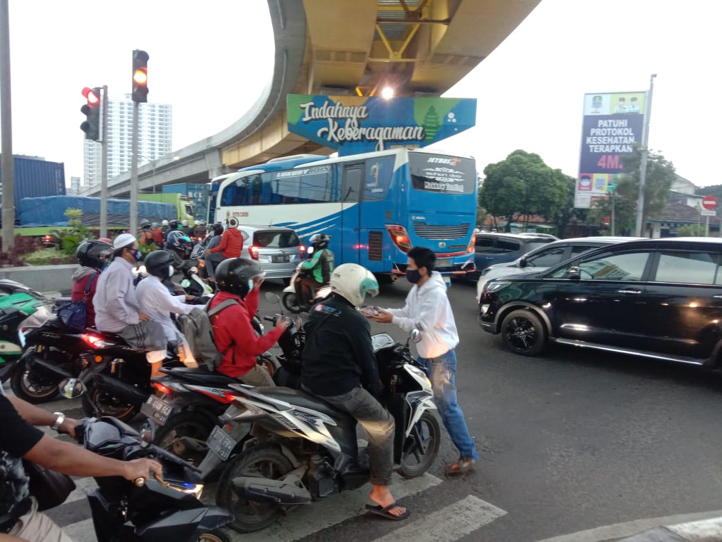(GNN) turut berbagi dengan melaksanakan kegiatan berbagi takjil untuk para pengguna jalan di tiap titik lampu merah di sekitar Kota Bekasi.