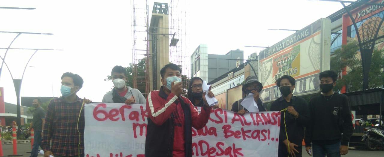 Aliansi Mahasiswa Bekasi Wawan saat aksi di depan Gedung KPK RI, Rabu, (5/05/21).