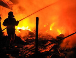 60 Kios Pedagang di Pasar Kalideres Jakbar Ludes Terbakar