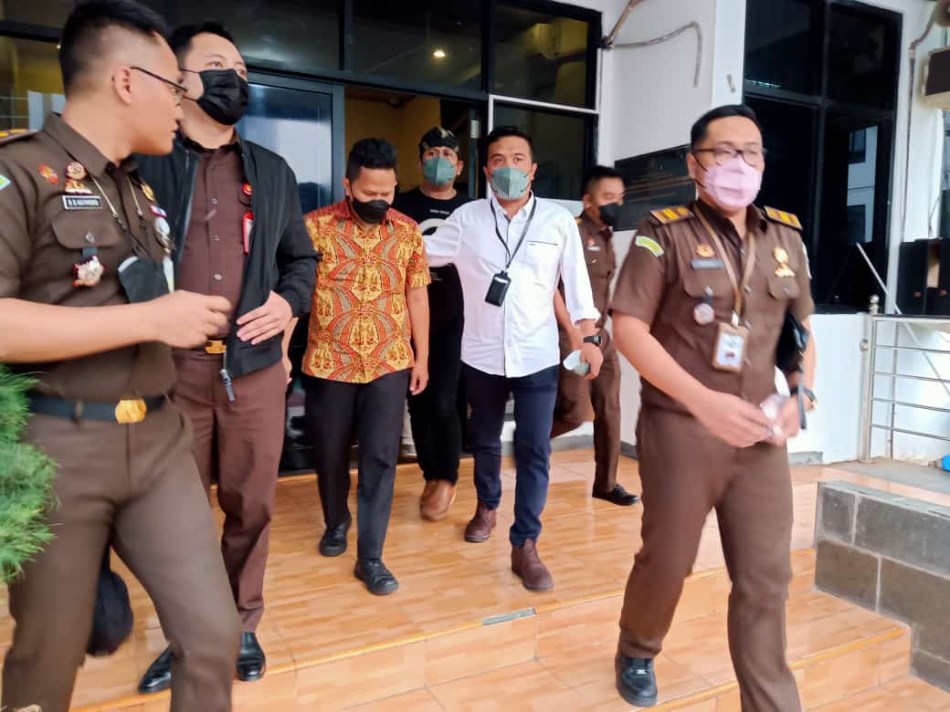 Dua orang terjaring OTT Kejaksaan Negeri Kabupaten Bekasi.